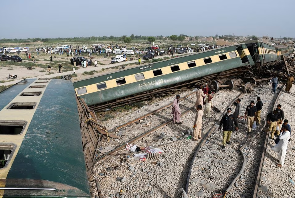 Police officers gather at the site where a train derailed in Sarhari town in district Sanghar, Pakistan August 6, 2023. Photo: Reuters