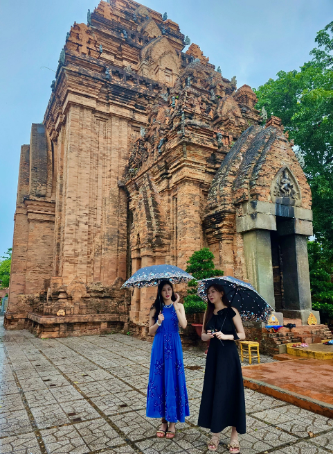 Two South Korean beauties visit the Ponagar tower in Nha Trang. Photo: Thuc Nghi / Tuoi Tre