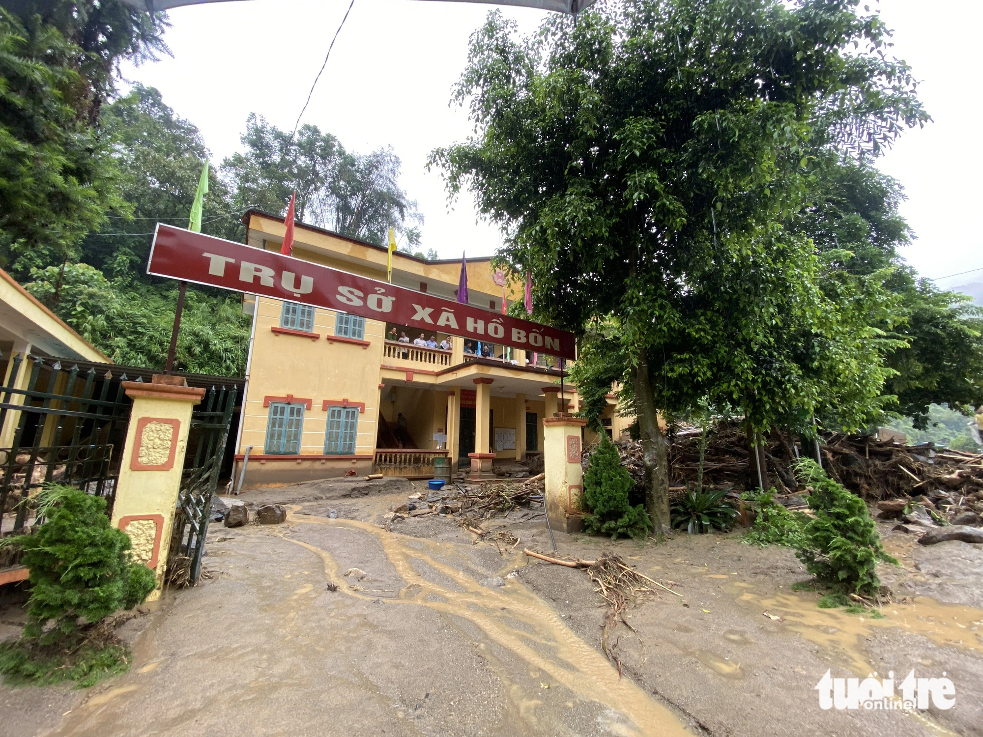 Flash floods also damaged the ground floor of the Ho Bon Commune People’s Committee. Photo: Chi Tue / Tuoi Tre