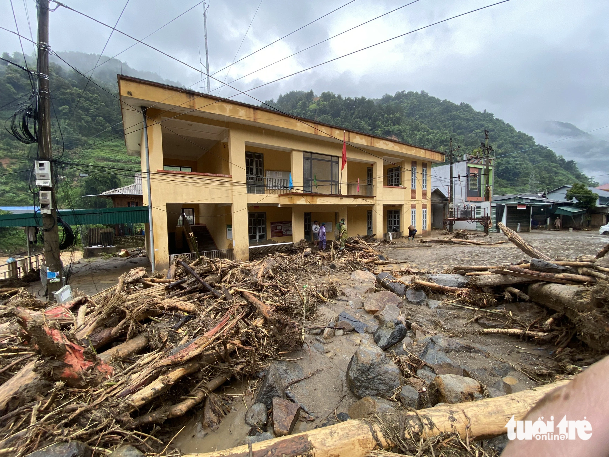 Uprooted trees and fallen branches lie scattered at the headquarters of the Ho Bon Commune People’s Committee. Photo: Chi Tue / Tuoi Tre