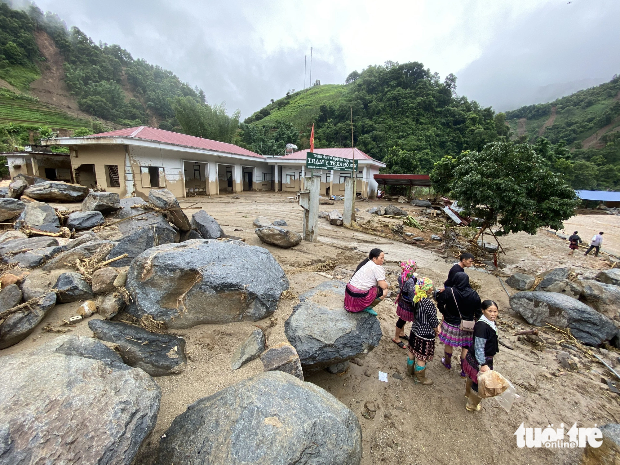 Flash floods devastated a dozen houses near the Ho Bon Commune medial station. Photo: Chi Tue / Tuoi Tre