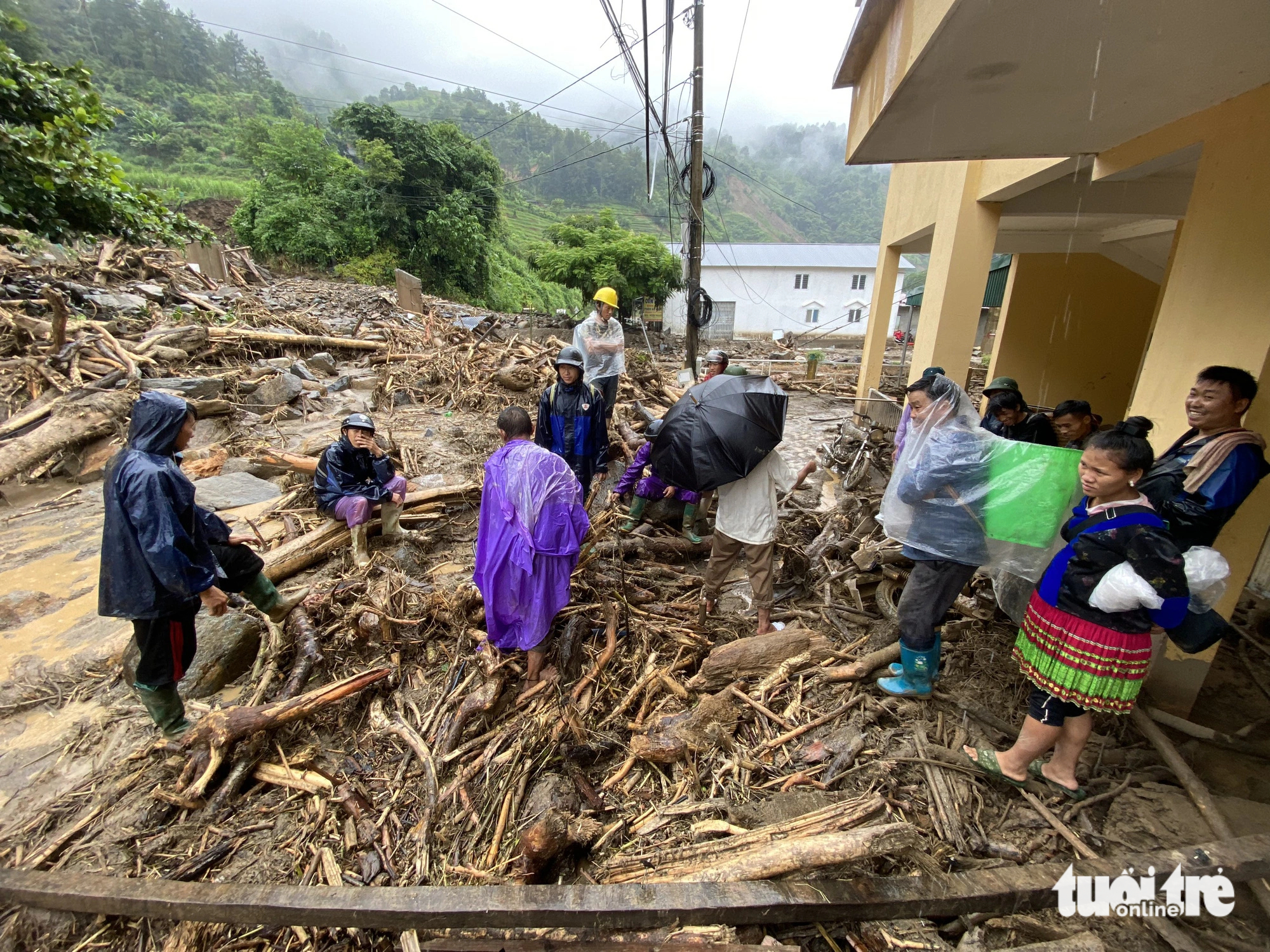 Local people search their properties washed away by floodwaters. Photo: Chi Tue / Tuoi Tre