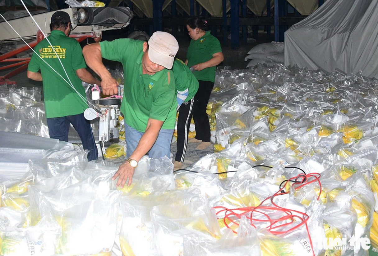 Workers at Chon Chinh Import Export Company in Dong Thap Province bag rice for export. Photo: Dang Tuyet / Tuoi Tre