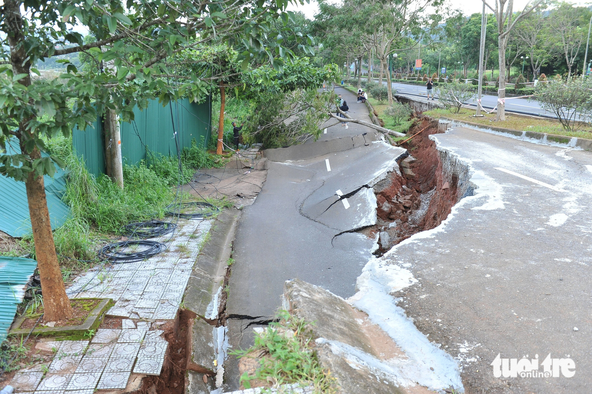 A huge fissure hit the National Highway 14 section passing through Gia Nghia City, Dak Nong Province, located in Vietnam’s Central Highlands region. Photo: Trung Tan / Tuoi Tre