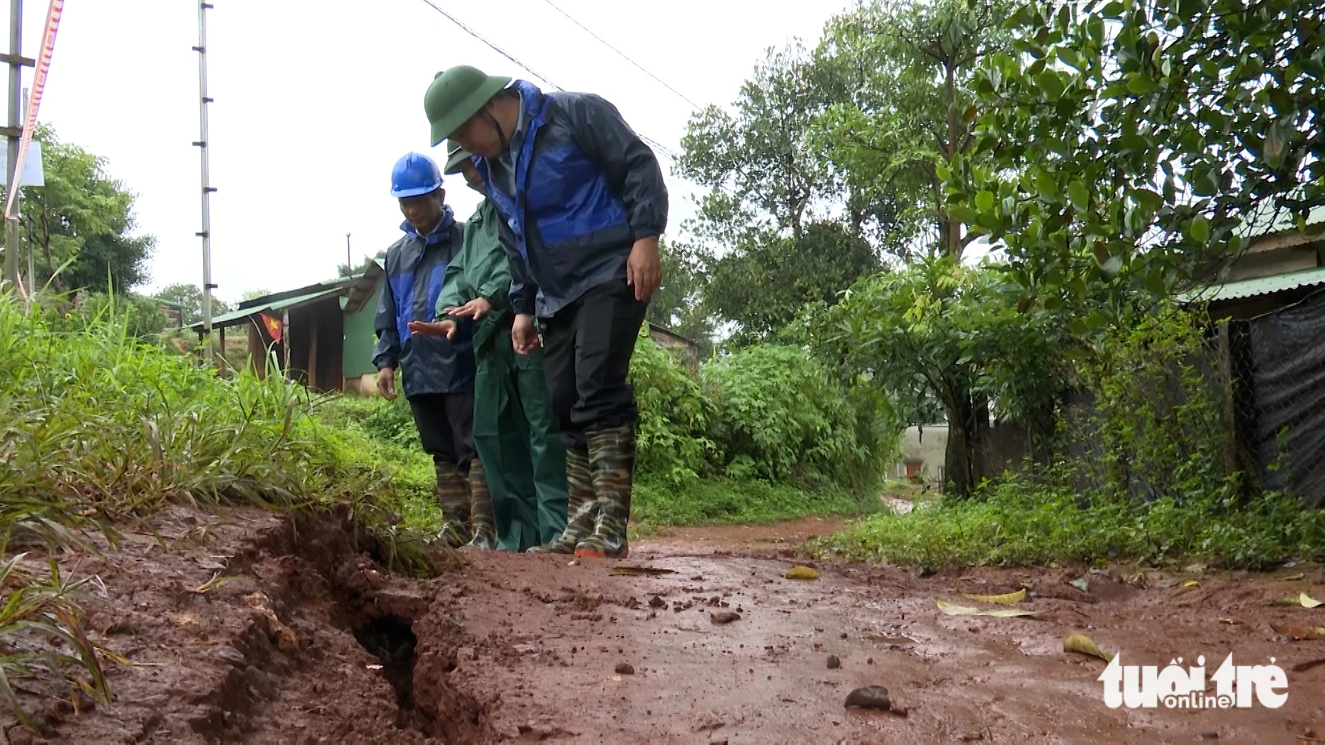 Fissures were also detected in an area of Tuy Duc District,  Dak Nong Province, located in Vietnam’s Central Highlands region. Photo: Trung Tan / Tuoi Tre