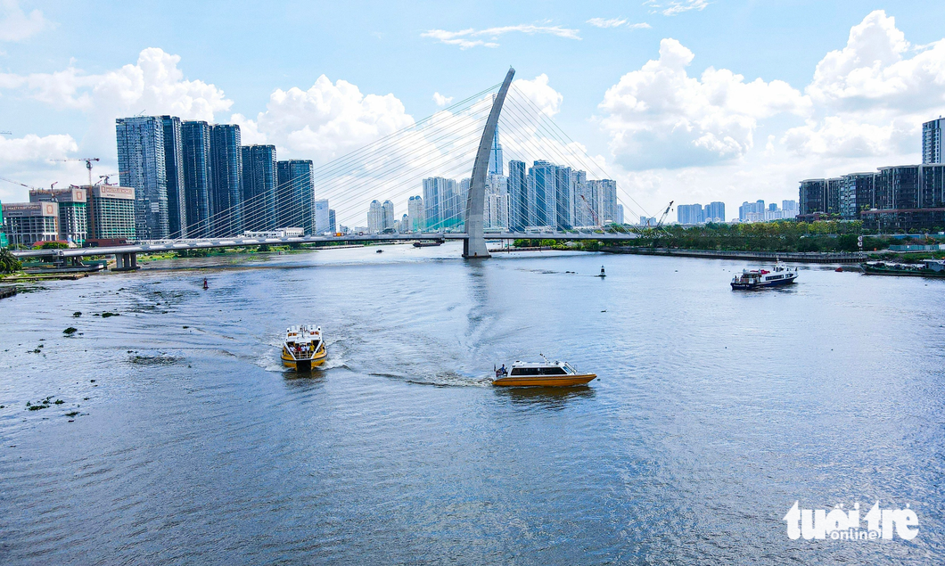 Water buses pass by the Thu Thiem Bridge connecting Binh Thanh District and Thu Duc City in Ho Chi Minh City. Photo: Chau Tuan / Tuoi Tre