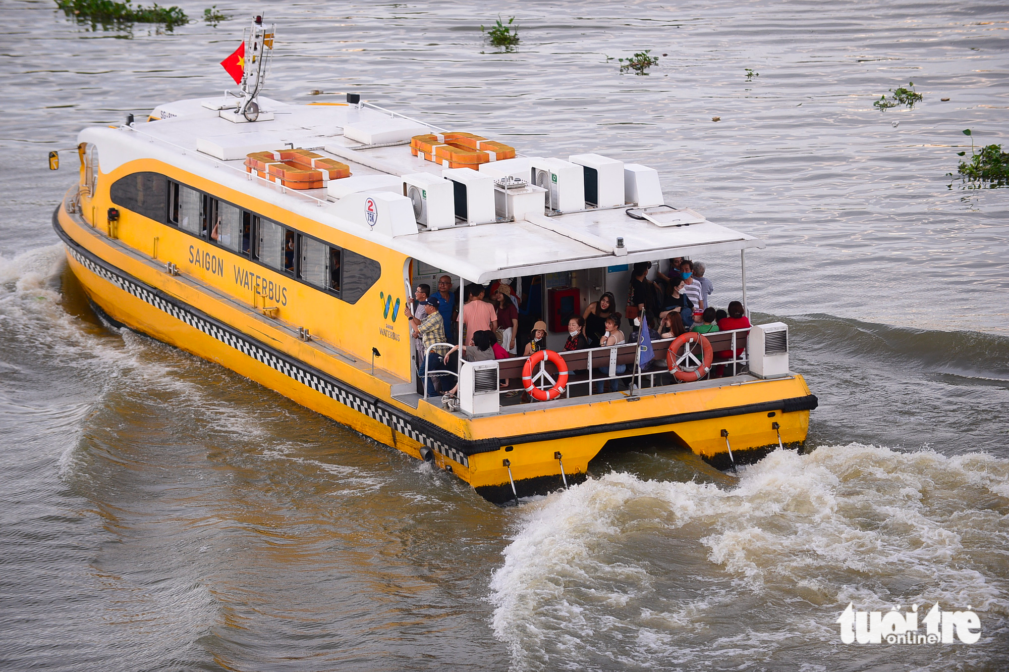 Tourists often prefer to sit on the back of the water bus for a panorama view. Photo: Quang Dinh / Tuoi Tre