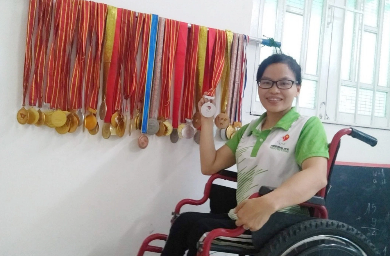 Disabled Vietnamese swimmer opens free English class