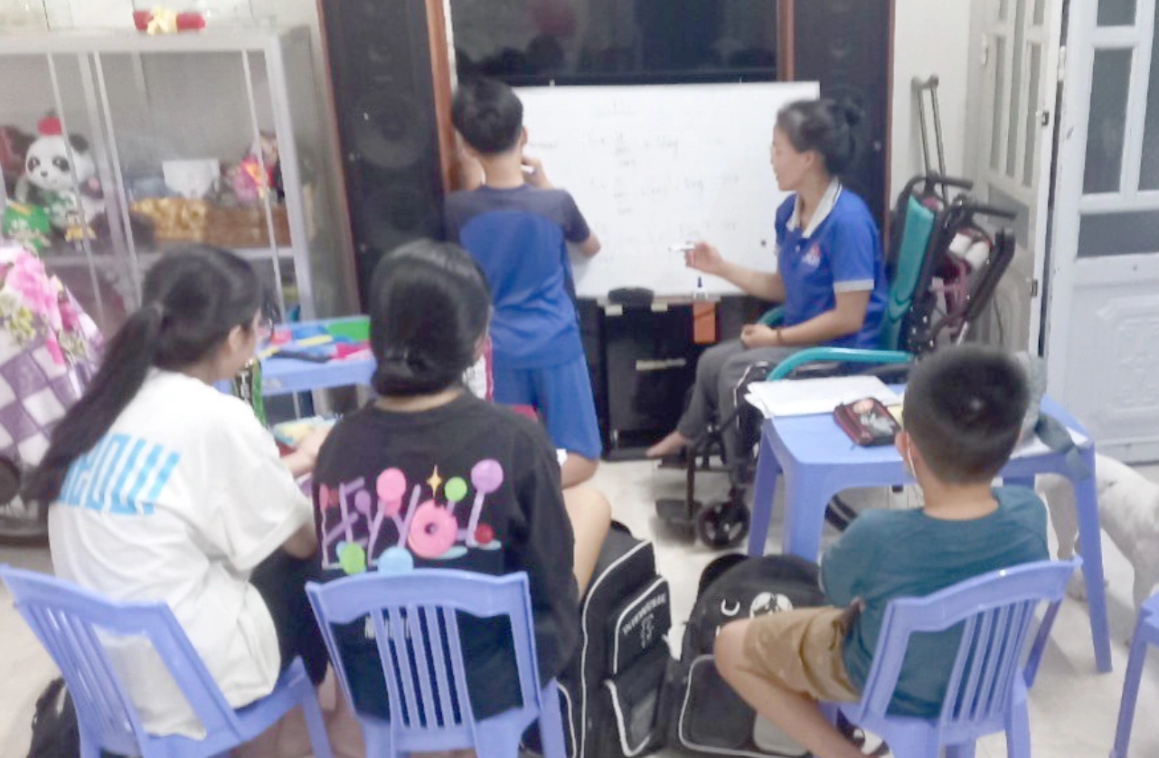 Poor students attend Sari’s free English class in Can Duoc District, Long An Province. Photo: Supplied