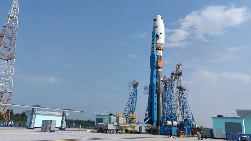 The Soyuz-2.1b rocket booster with the lunar landing spacecraft Luna-25 is lifted on the launchpad ahead of its upcoming launch at the Vostochny Cosmodrome in the Amur region, Russia, August 8, 2023. Photo: Reuters