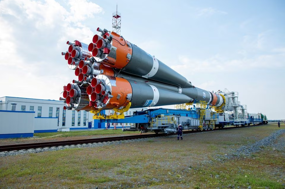 The Soyuz-2.1b rocket booster with the lunar landing spacecraft Luna-25 is rolled out onto the launchpad ahead of its upcoming launch at the Vostochny Cosmodrome in the Amur region, Russia, August 8, 2023. Photo: Reuters