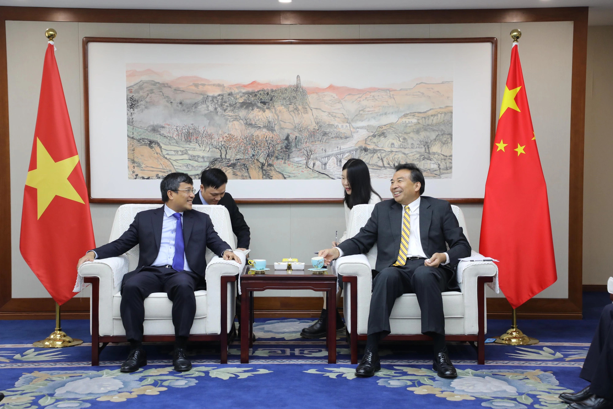 Vietnam’s Permanent Deputy Minister of Foreign Affairs Nguyen Minh Vu (L) holds talks with Chairman of the China International Development Cooperation Agency Luo Zhaohui. Photo: Vietnamese Ministry of Foreign Affairs