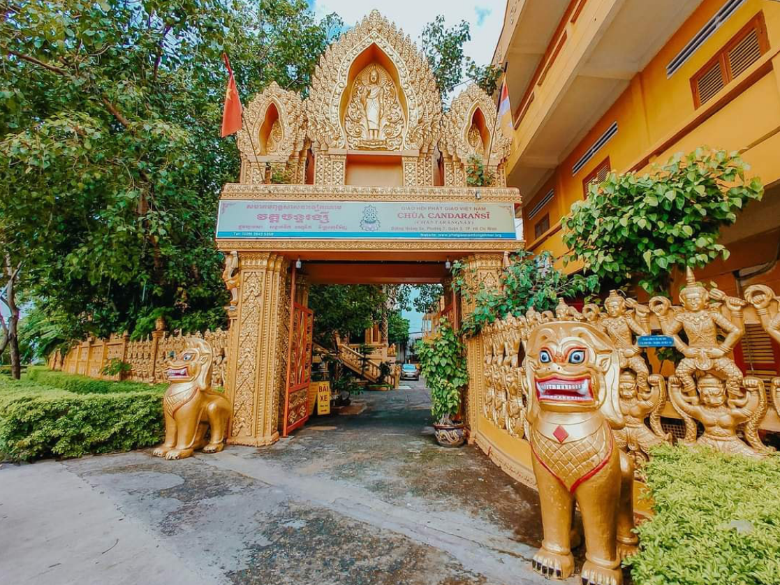Chantarangsay Pagoda sparkles with its yellow color tone. Photo: Minh Huyen / Tuoi Tre