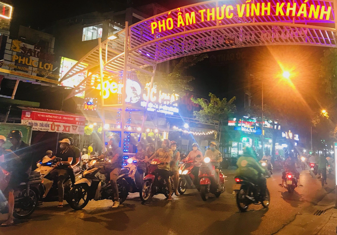 Various dishes on Vinh Khanh Food Street delight visitors. Photo: Minh Huyen / Tuoi Tre