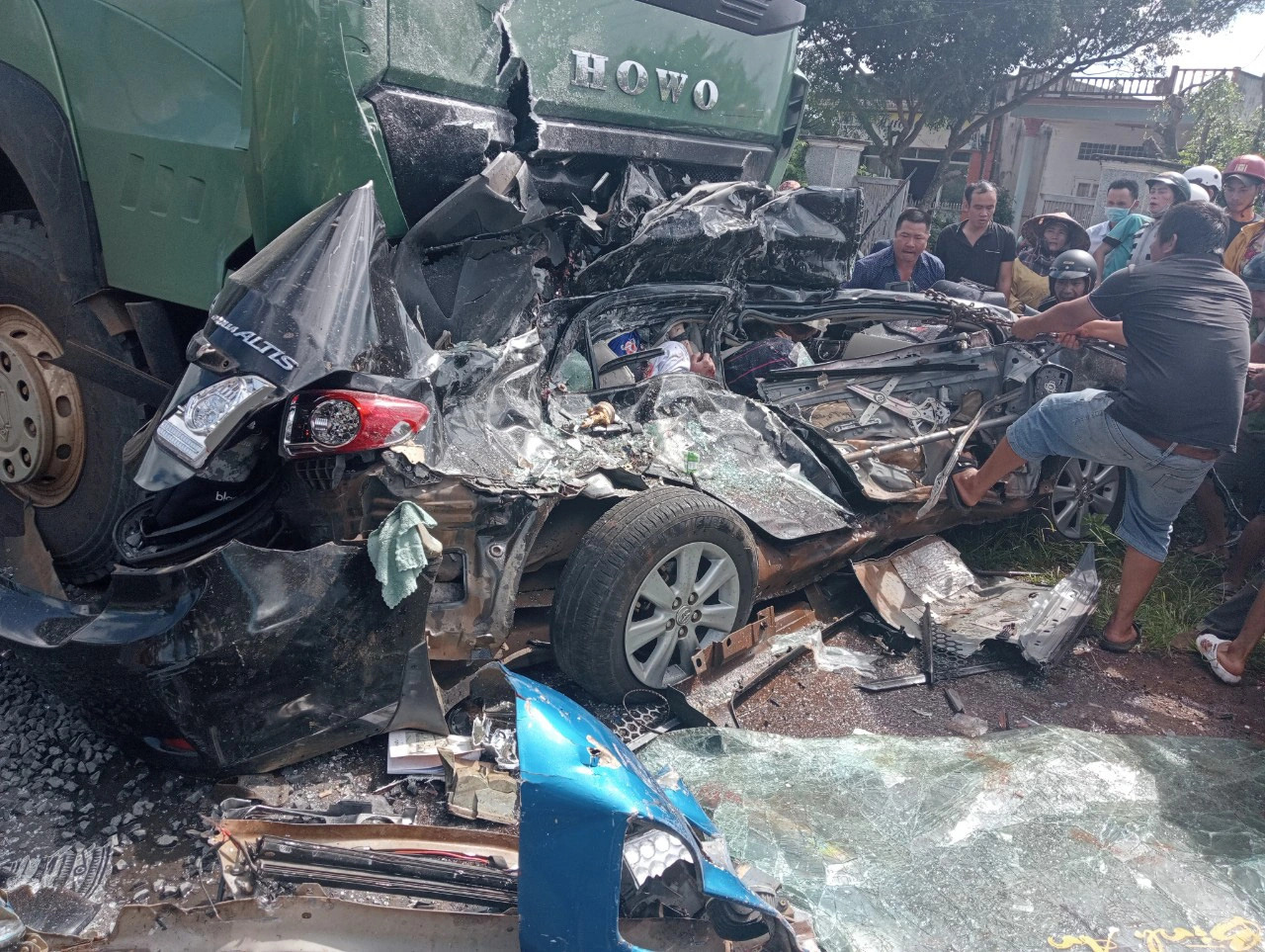 The car was severely damaged in the crash. Photo: Le Hoa / Tuoi Tre