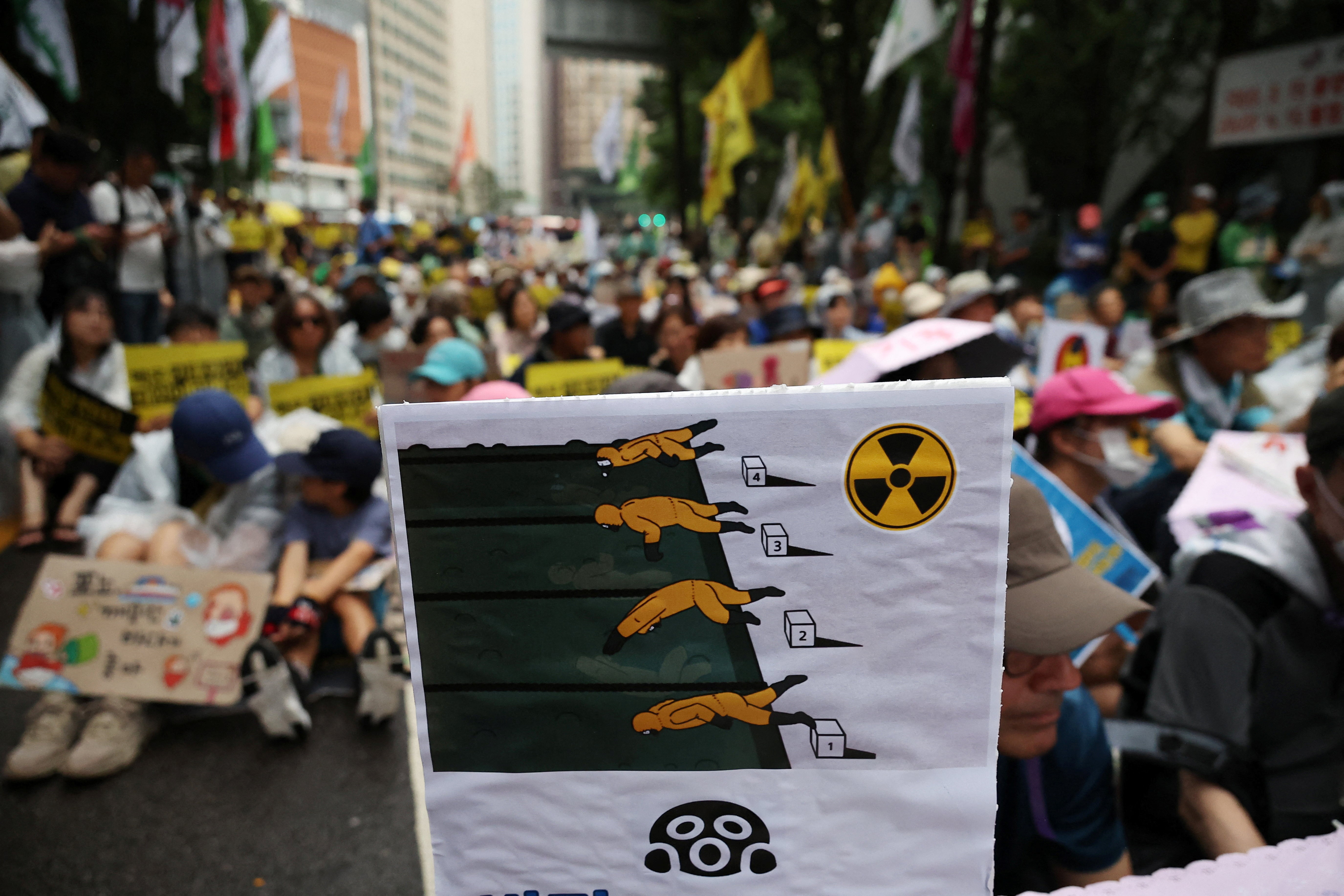 South Korean activists take part in a protest against Japan's plan to release treated waste water from the Fukushima nuclear power plant into the ocean, in central Seoul, South Korea, August 12, 2023. Photo: Reuters