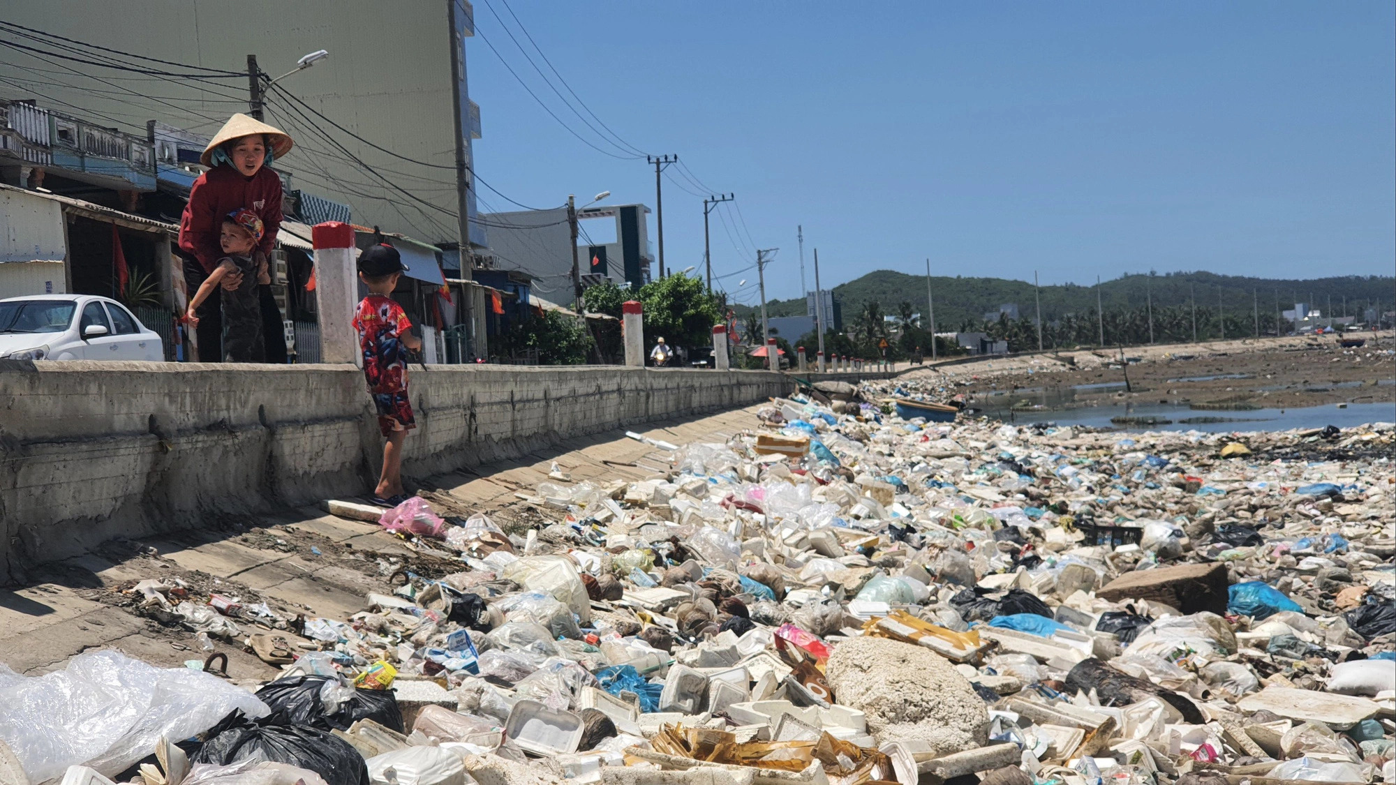 A waste dump lies in front of local houses, turning their lives upside down. Photo: TR.M / Tuoi Tre