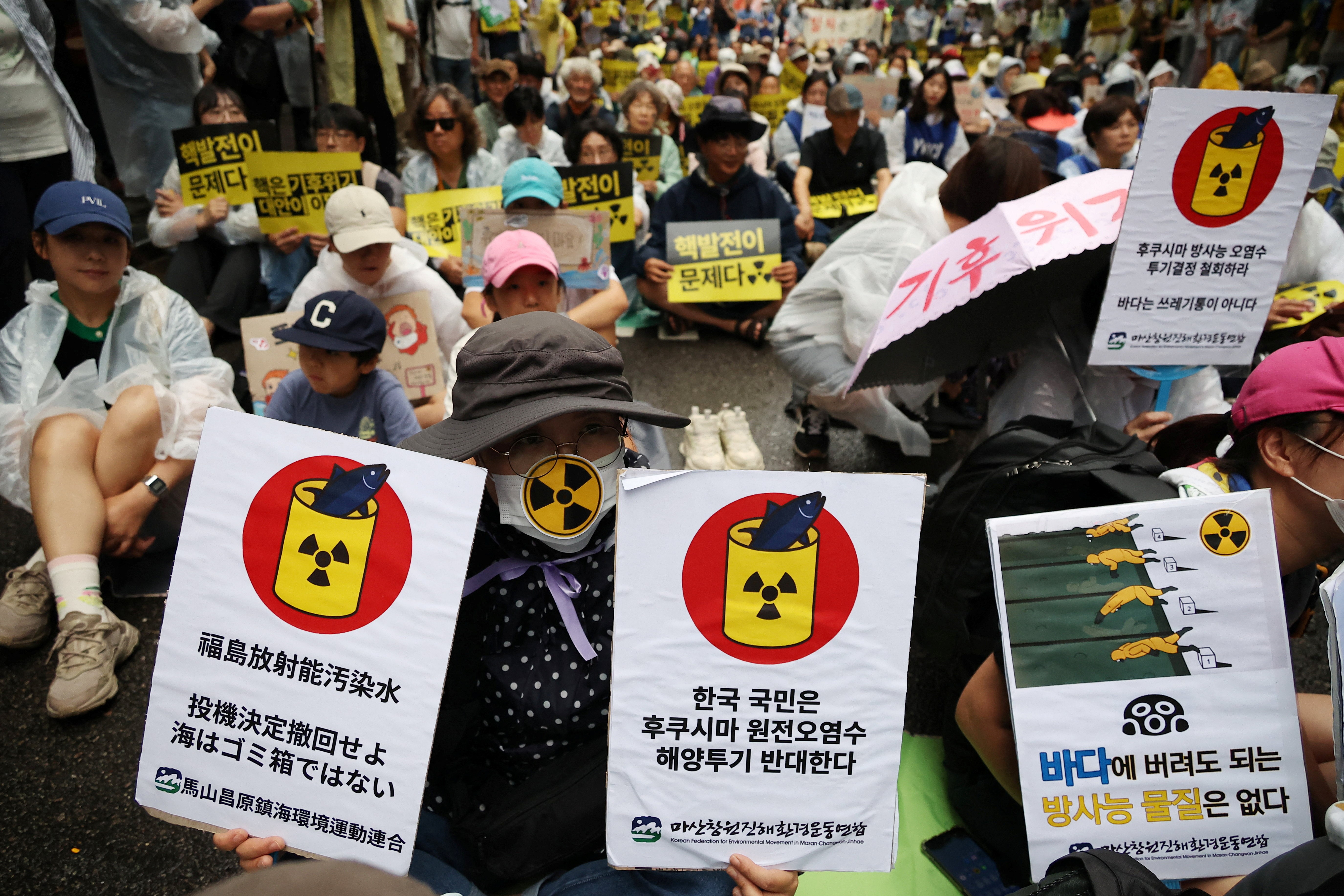 South Korean activists take part in a protest against Japan's plan to release treated waste water from the Fukushima nuclear power plant into the ocean, in central Seoul, South Korea, August 12, 2023. Photo: Reuters