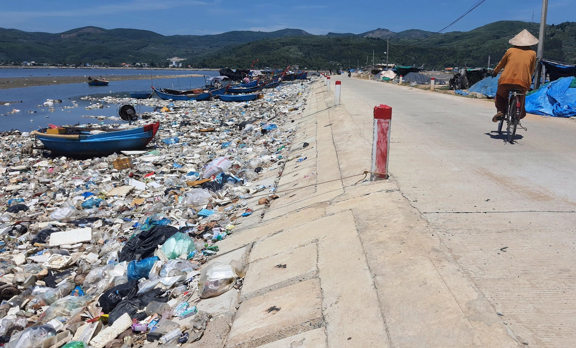 Garbage is seen along a road in the lagoon area. Photo: TR.M / Tuoi Tre