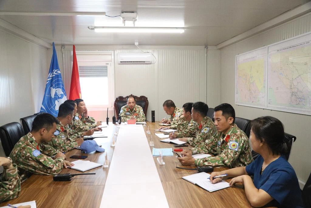 The Engineering Unit Rotation 2 members attend their first meeting at a barrack in the Abyei region. Photo: Nguyen Vu / Tuoi Tre