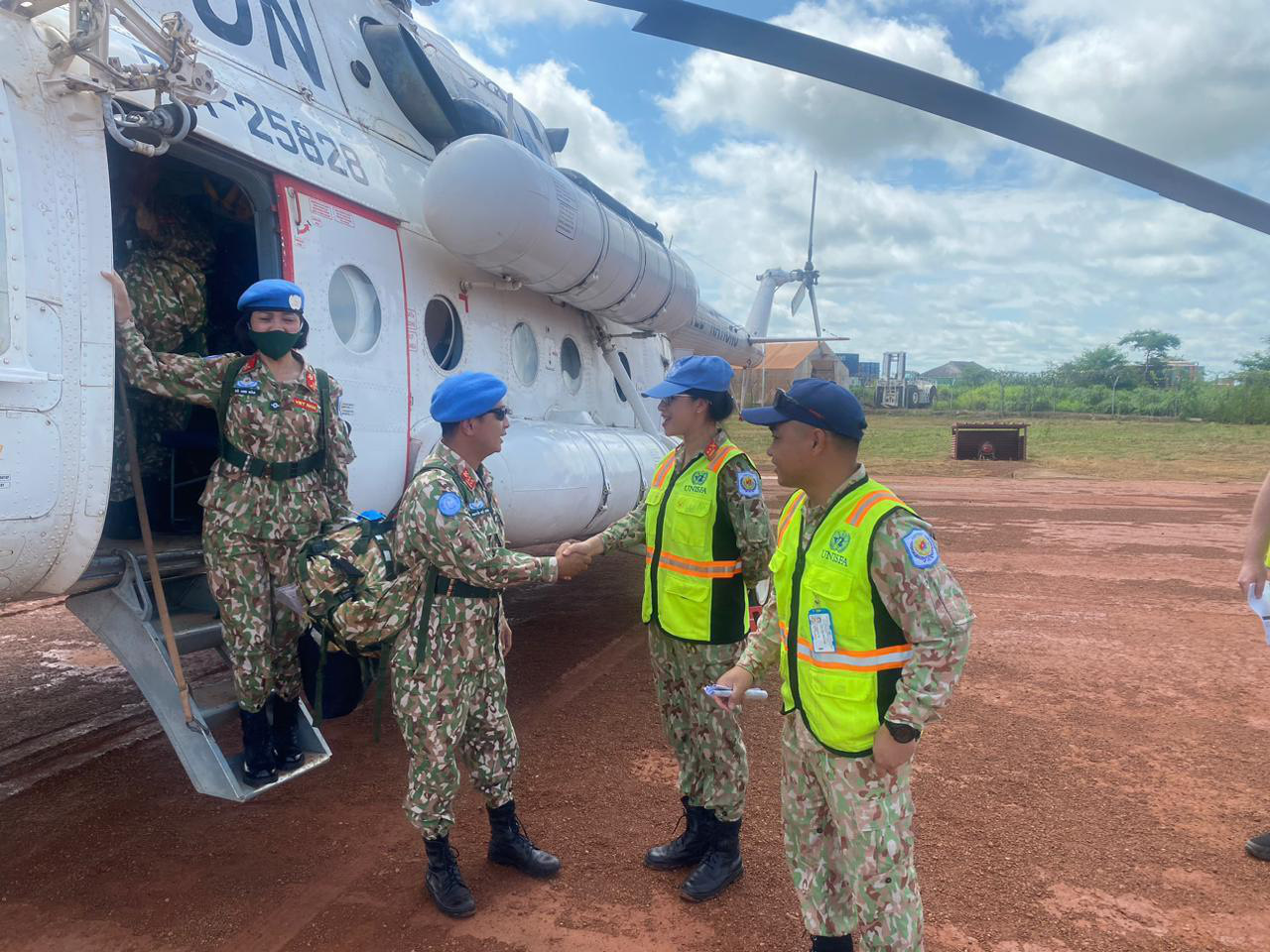 The unit received a warm welcome upon their arrival in the Abyei area. Photo: Nguyen Vu / Tuoi Tre