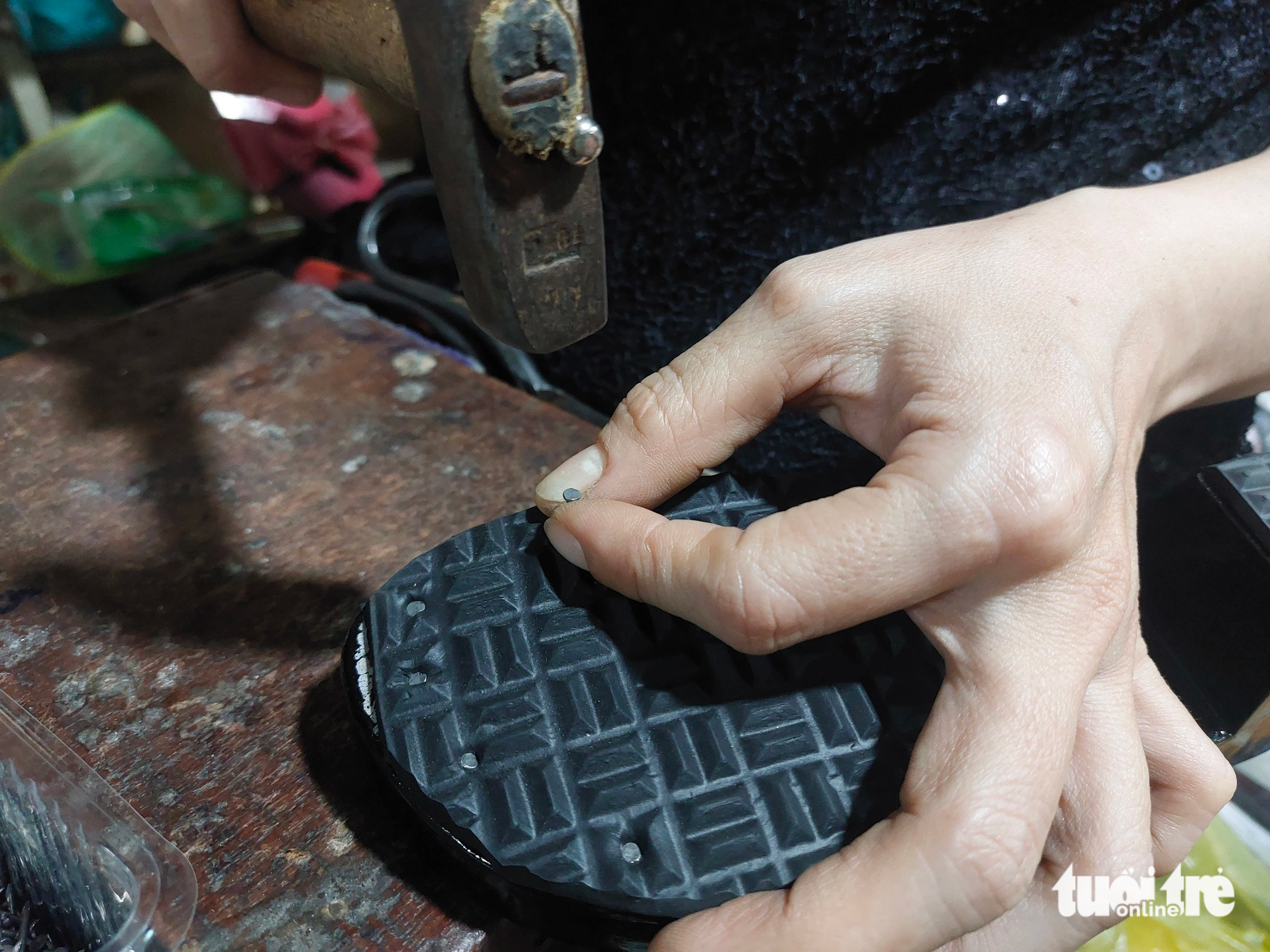 Yen attaches a grip pad to the outsole to make the guốc mộc non-slip. Photo: Tong Khoa / Tuoi Tre