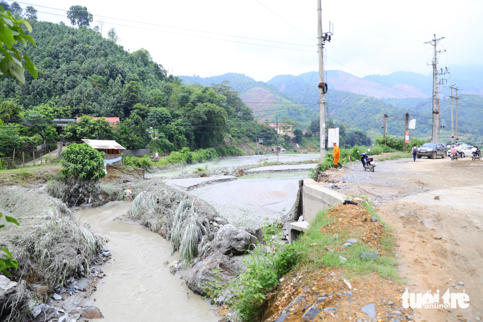 Ore-processing sludge floods a stream in Ta Phoi Commune, Lao Cai City, Lao Cai Province, northern Vietnam. Photo: Danh Khang / Tuoi Tre