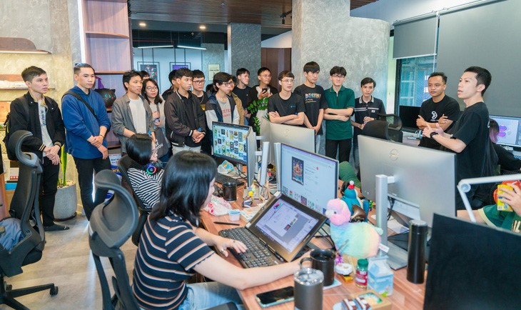 Students of universities in Ho Chi Minh City visit the office of Wolffun, a game studio in Ho Chi Minh City. Photo: Thanh Truc / Tuoi Tre