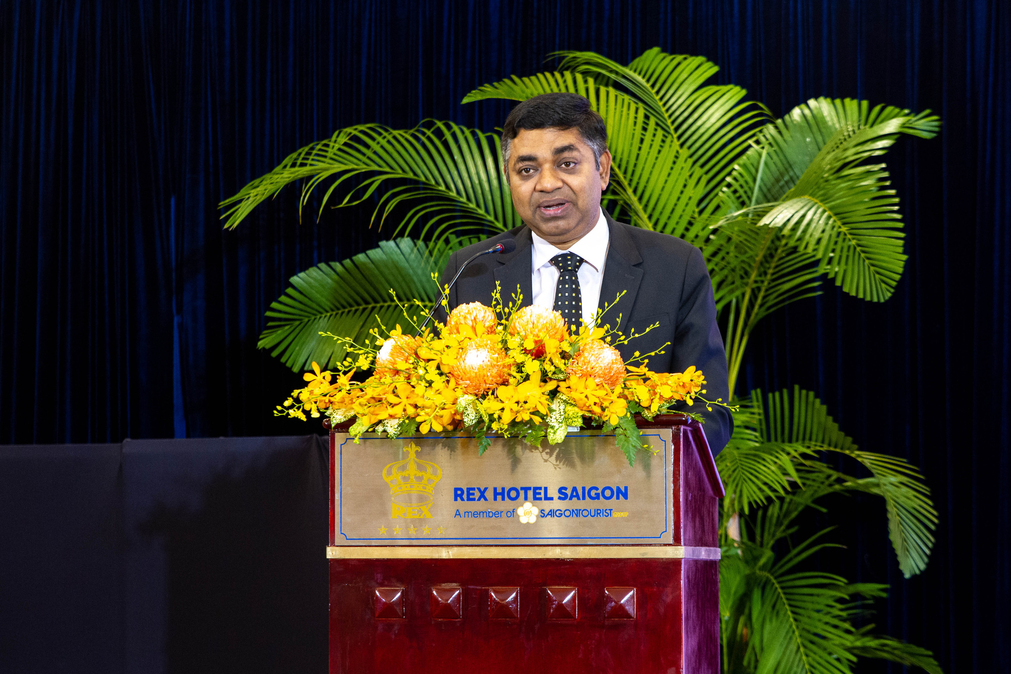 Madan Moha Sethi, the Consul General of India in Ho Chi Minh City, speaks at the Vietnam-India tourism collaboration event held in Ho Chi Minh City, August 14, 2023. Photo: Ngoc Duc / Tuoi Tre