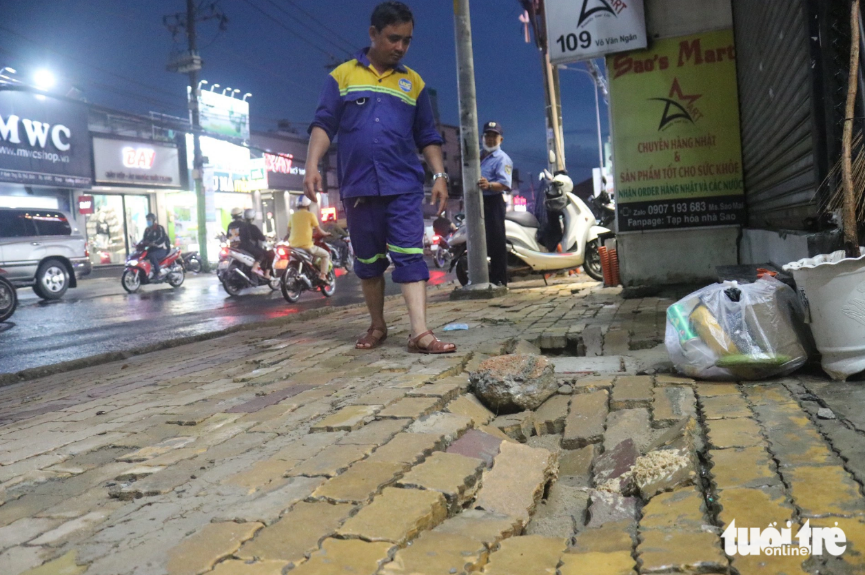 A pavement subsides on Vo Van Ngan Street in Thu Duc City. Photo: Tien Quoc / Tuoi Tre