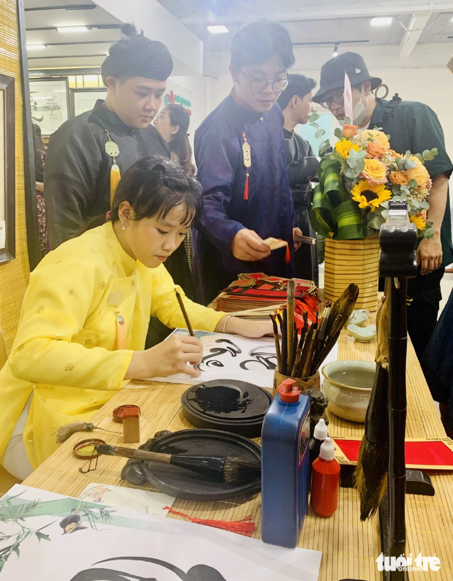 A young female calligrapher performs at the Vietnamese calligraphy exhibition launched in Ho Chi Minh City on August 16, 2023. Photo: Hoai Phuong / Tuoi Tre