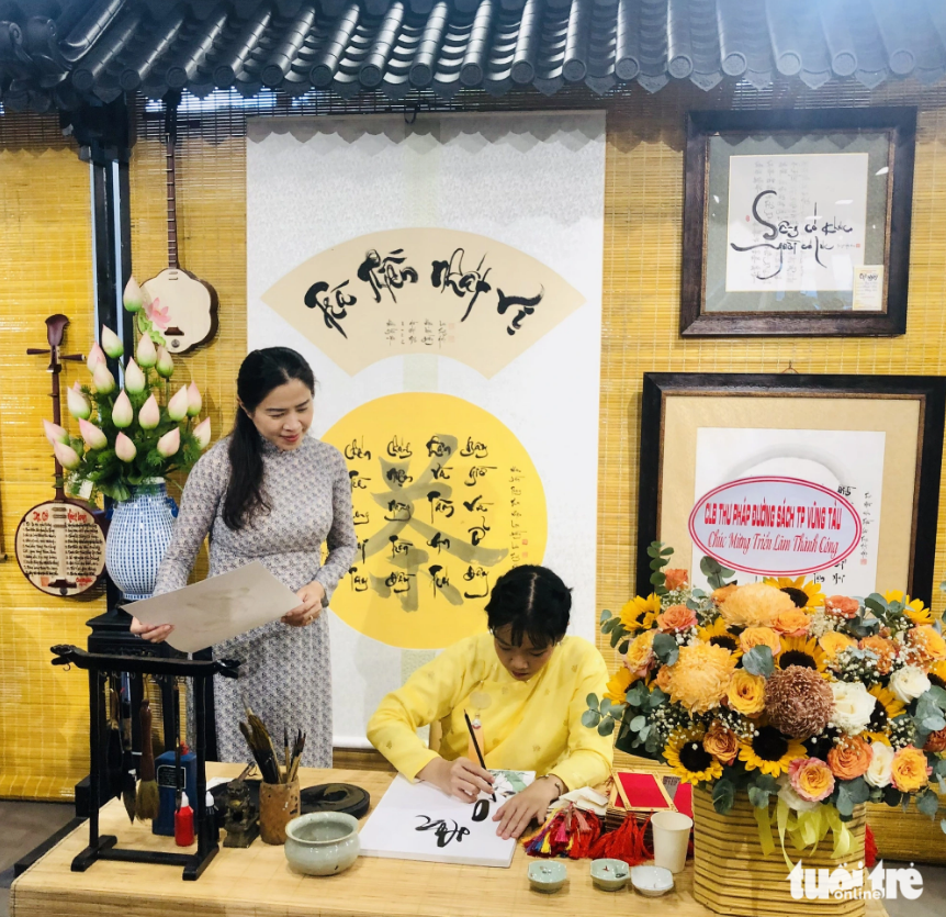 A workshop on calligraphy will be organized at the Youth Culture House in downtown Ho Chi Minh City on August 20, 2023, as a part of the ongoing calligraphy exhibition. Photo: Hoai Phuong / Tuoi Tre