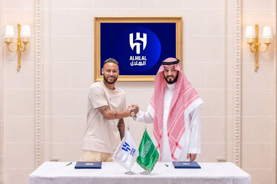 Soccer Football - Neymar signs for Al Hilal - Paris, France - August 15, 2023. Al Hilal's new signing Neymar shakes hands as he poses with President Fahd bin Saad Al-Nafel Saudi Pro League. Photo: Reuters