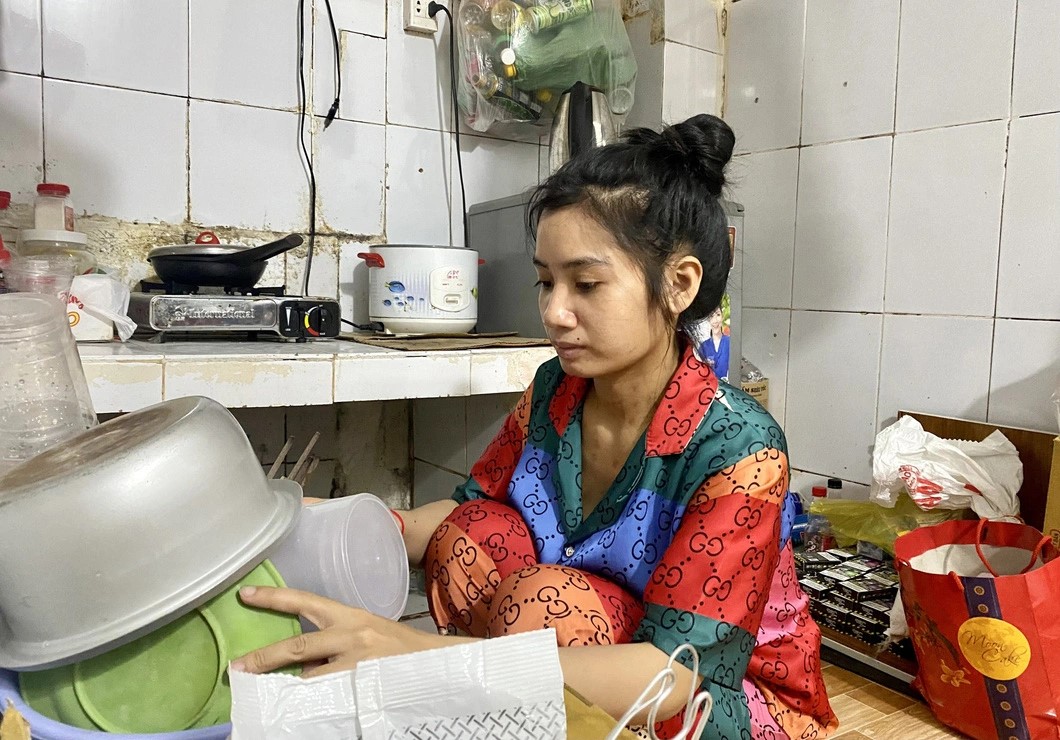 Thuy Linh saves every penny to send money to her mother, who lives in her hometown, to pay for her children’s school fees. Photo: Dieu Qui / Tuoi Tre