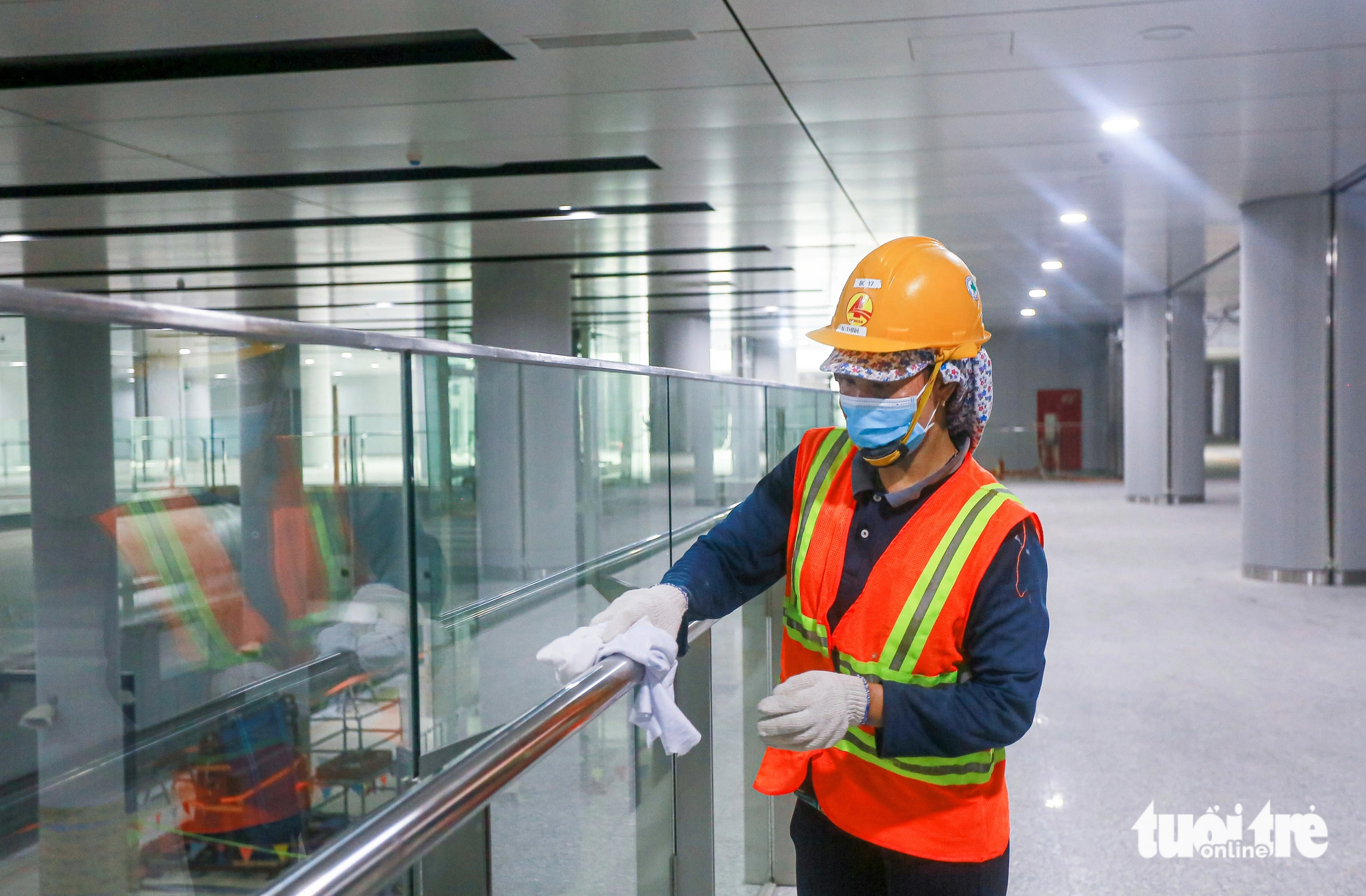 A construction worker cleans a handrail at the underground Ben Thanh station, which will service Ho Chi Minh City’s Metro Line No. 1. Photo: Chau Tuan / Tuoi Tre