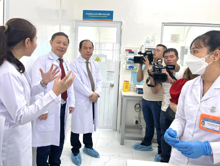 Duong Anh Duc (L, 2nd), vice chairman of the Ho Chi Minh City People’s Committee, takes a look around the serum bank. Photo: Thuy Duong / Tuoi Tre