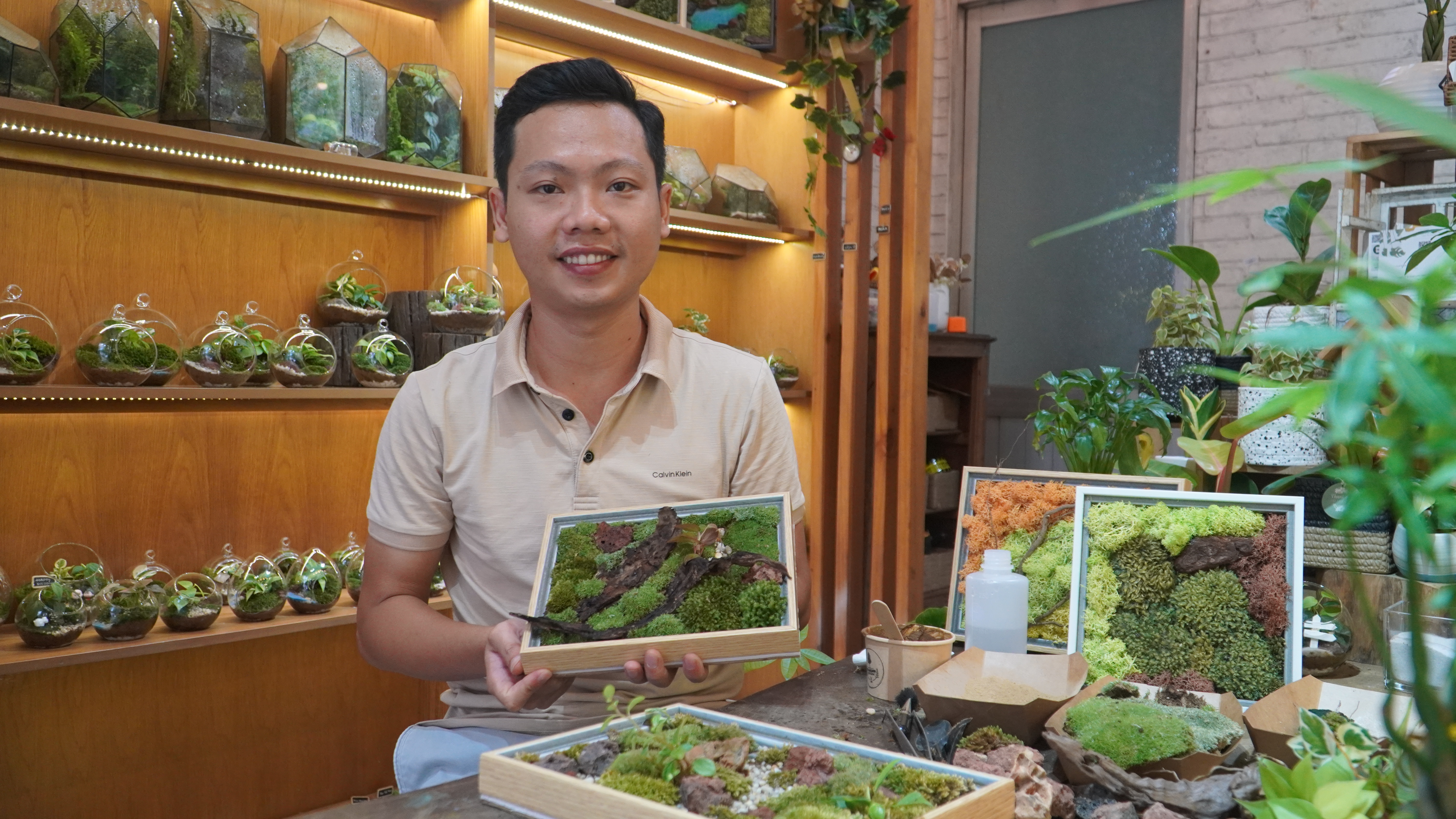 Tran Duc Lap poses with a moss picture. Photo: Ngoc Phuong / Tuoi Tre News