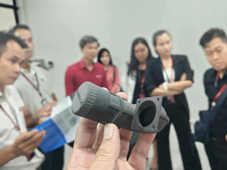 A 3D-printed product is showcased at the 3DS 3D printing workshop in Thu Duc City, Ho Chi Minh City. Photo: Duc Thien / Tuoi Tre