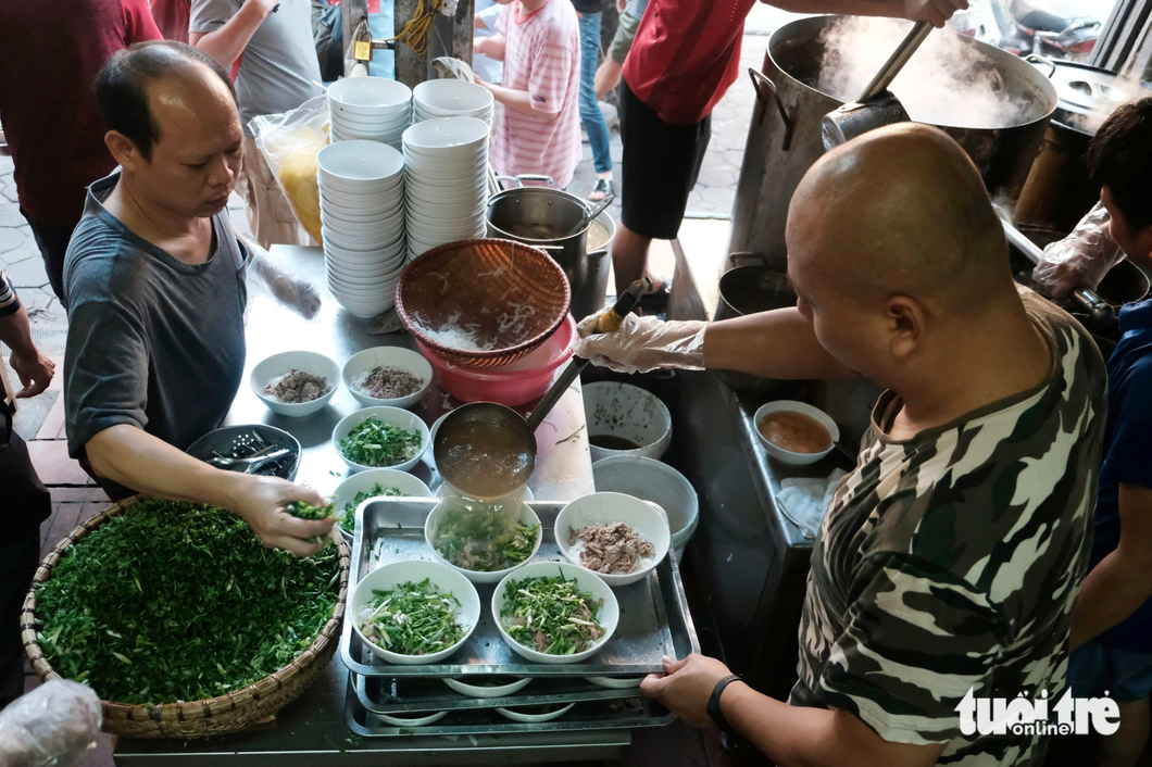Staff serve phở at a stall in Hanoi. Photo: Mai Thuong / Tuoi Tre