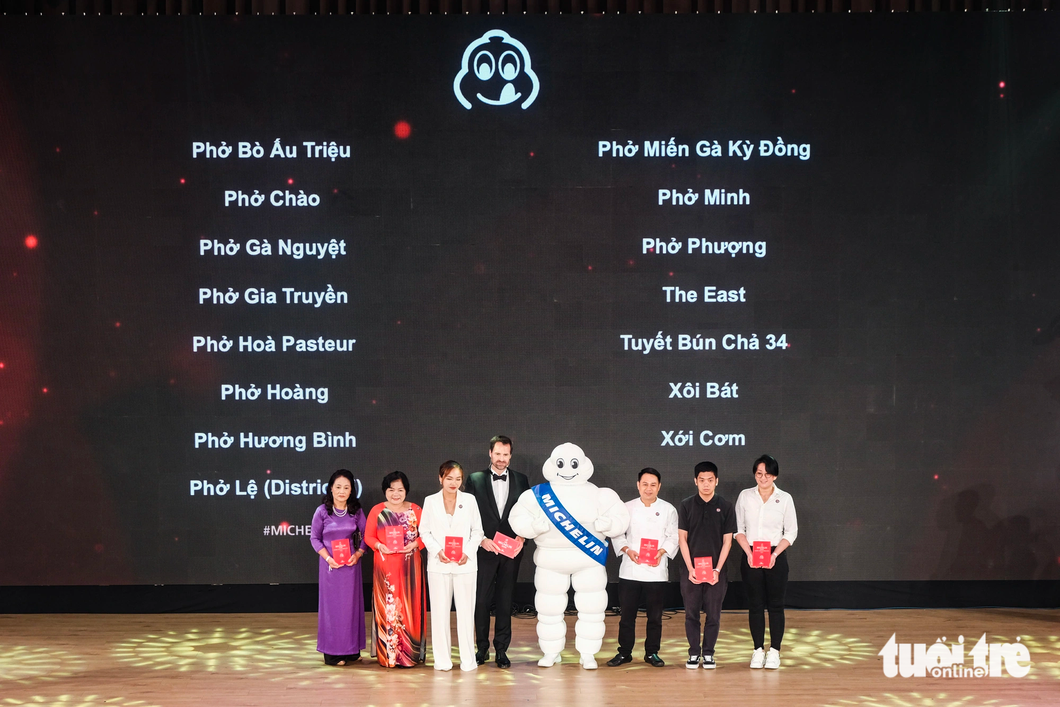 Representatives from restaurants receive Michelin Guide’s Bib Gourmand recognition at a ceremony in Hanoi on June 6, 2023. Photo: Mai Thuong / Tuoi Tre