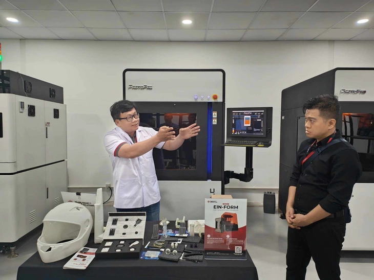 Various 3D printers are showcased to visiting guests at the 3DS 3D printing workshop in Thu Duc City, Ho Chi Minh City. Photo: Duc Thien / Tuoi Tre