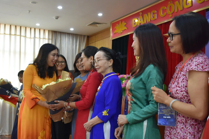 Deputy Minister of Foreign Affairs Le Thi Thu Hang (L) presents flowers to overseas Vietnamese participants in a Vietnamese-language teaching course at the event’s welcome ceremony in Hanoi, August 16, 2023. Photo: State Commission on Overseas Vietnamese