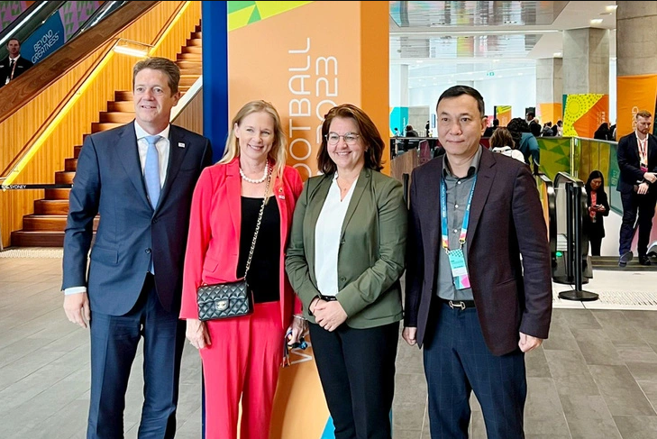 AFF president Tran Quoc Tuan (R, 1st) and other representatives of the Belgian, German and Netherlands football associations pose for a photo: Photo: VFF