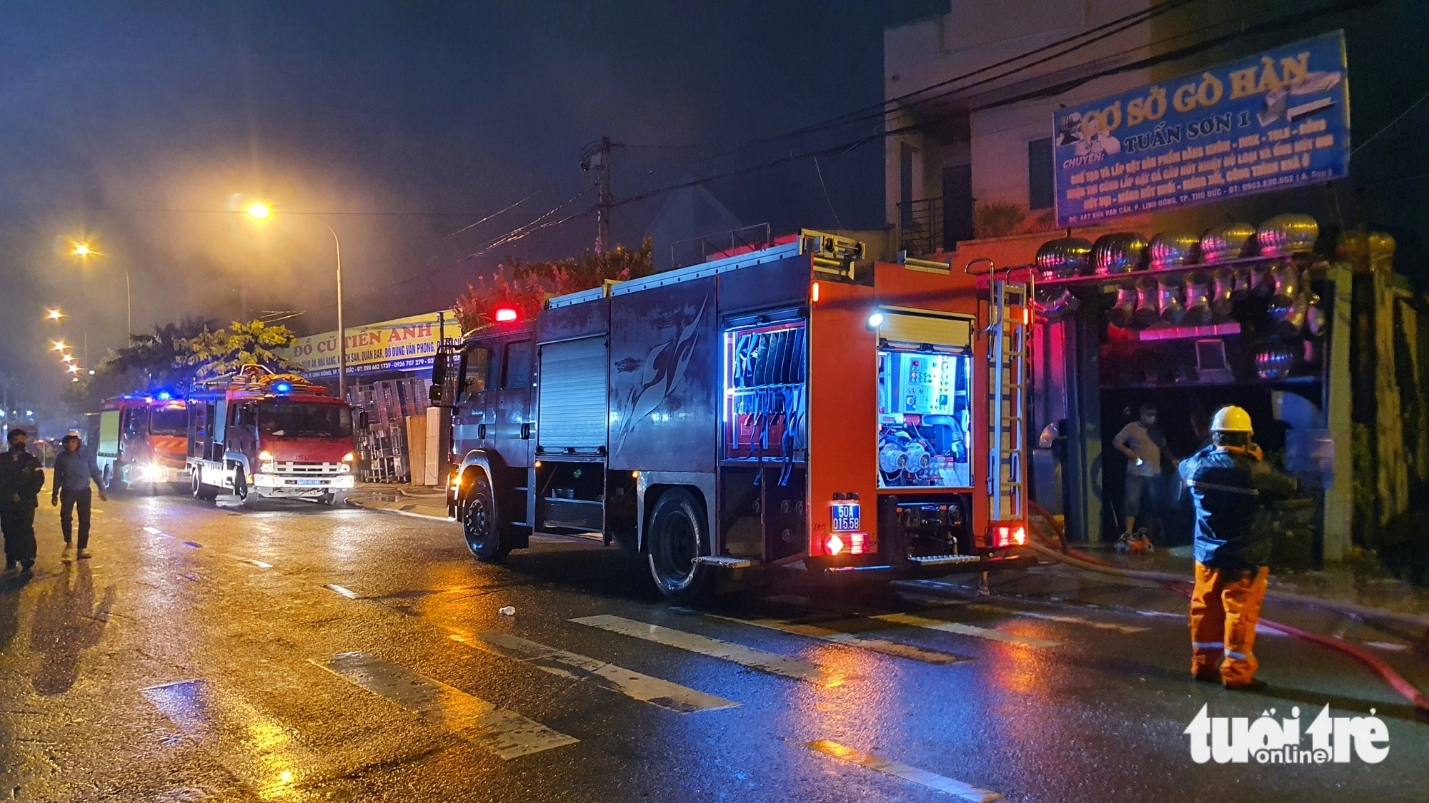 A dozen firefighters and many fire trucks were dispatched to the scene to extinguish the blaze. Photo: Minh Hoa / Tuoi Tre