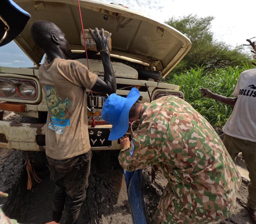 The Vietnamese Engineering Unit Rotation 2 tries to rescue a fuel tanker mired in mud on a road in the Abyei area, located in Africa during the United Nations peacekeeping mission, August 15, 2023. Photo: Thinh Tran / Tuoi Tre