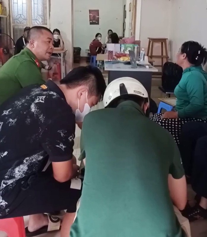 A video footage shows police collecting information and documents of the Black Roses’ group’s act of taking blood samples from students in Hai Son Ward, Do Son District, Hai Phong City without permission.