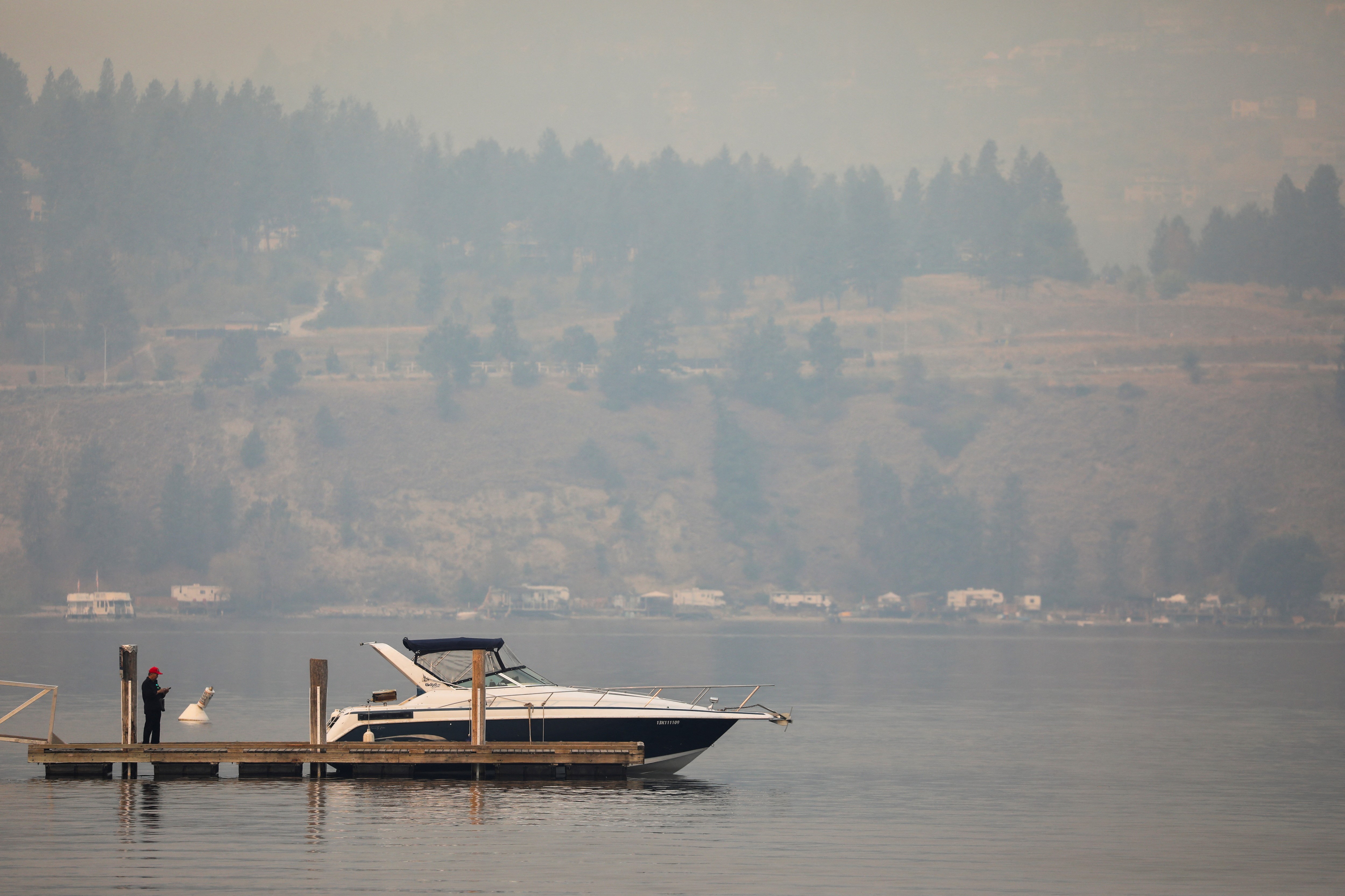 Smoke from wildfires hangs low over Lake Okanagan in Kelowna, British Columbia, Canada August 19, 2023. Photo: Reuters