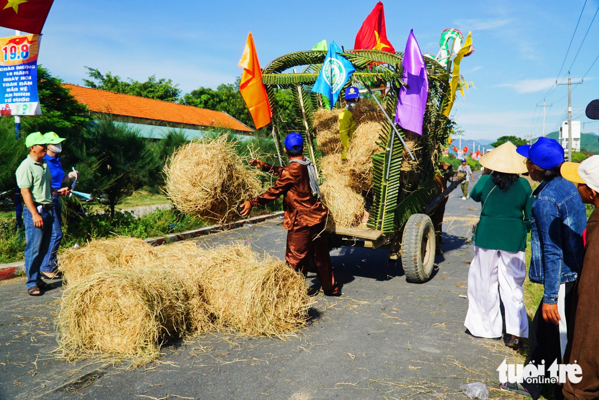 The more straw rolls cow carts can carry, the more marks teams will get. Photo: Tran Hoai / Tuoi Tre
