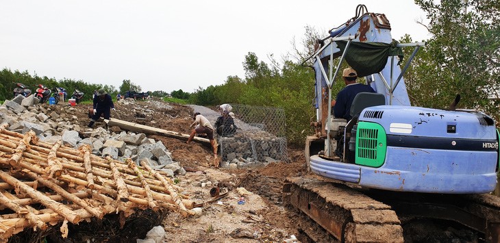 Workers upgrade a western sea dyke section in Ca Mau Province, southern Vietnam. Photo: T.Huyen / Tuoi Tre