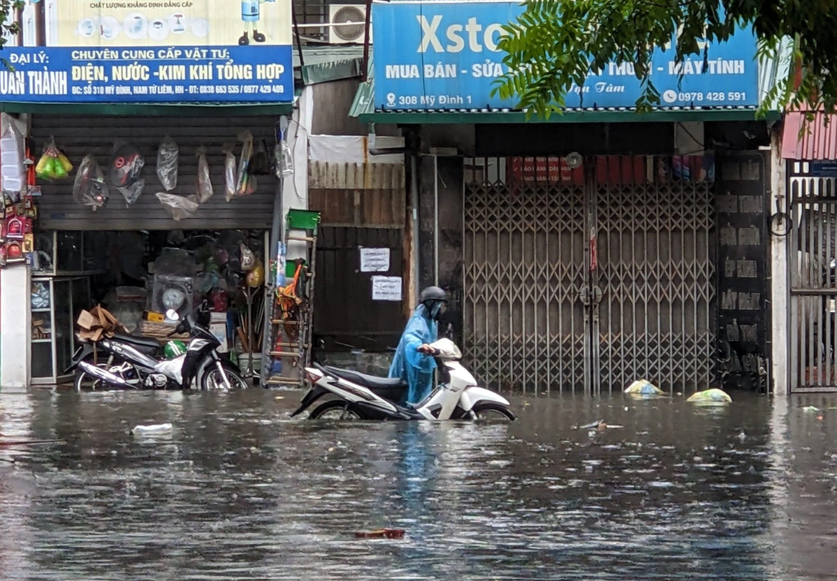 My Dinh Street is 20 - 30 centimeters deep in rainwater. Photo: N. Hoang / Tuoi Tre